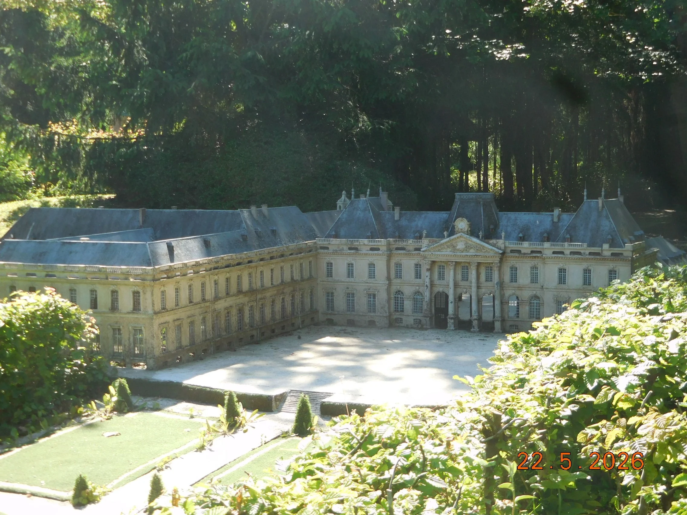 Reproduction au 1/30éme monuments et villages français
