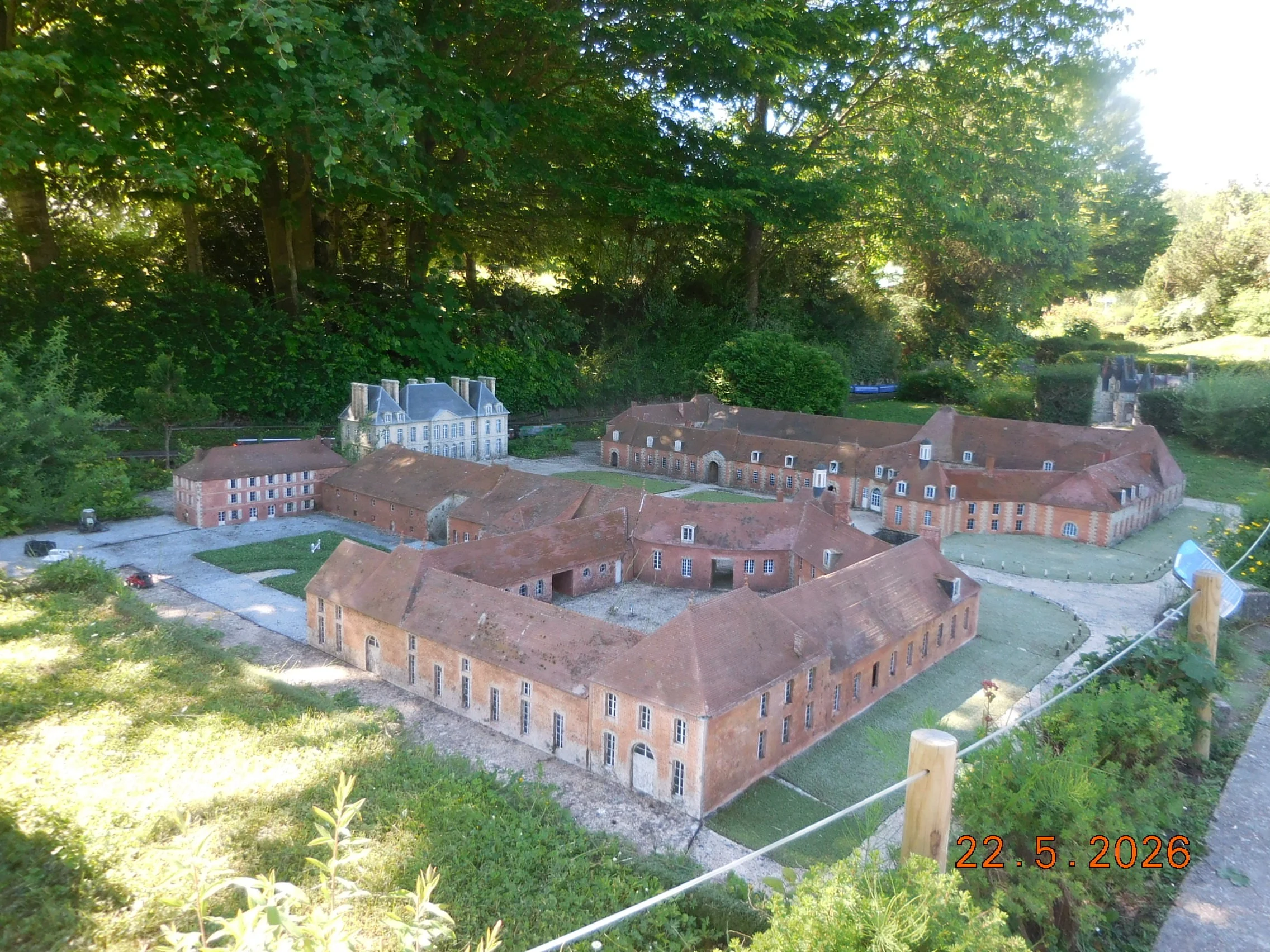 Reproduction au 1/30éme monuments et villages français