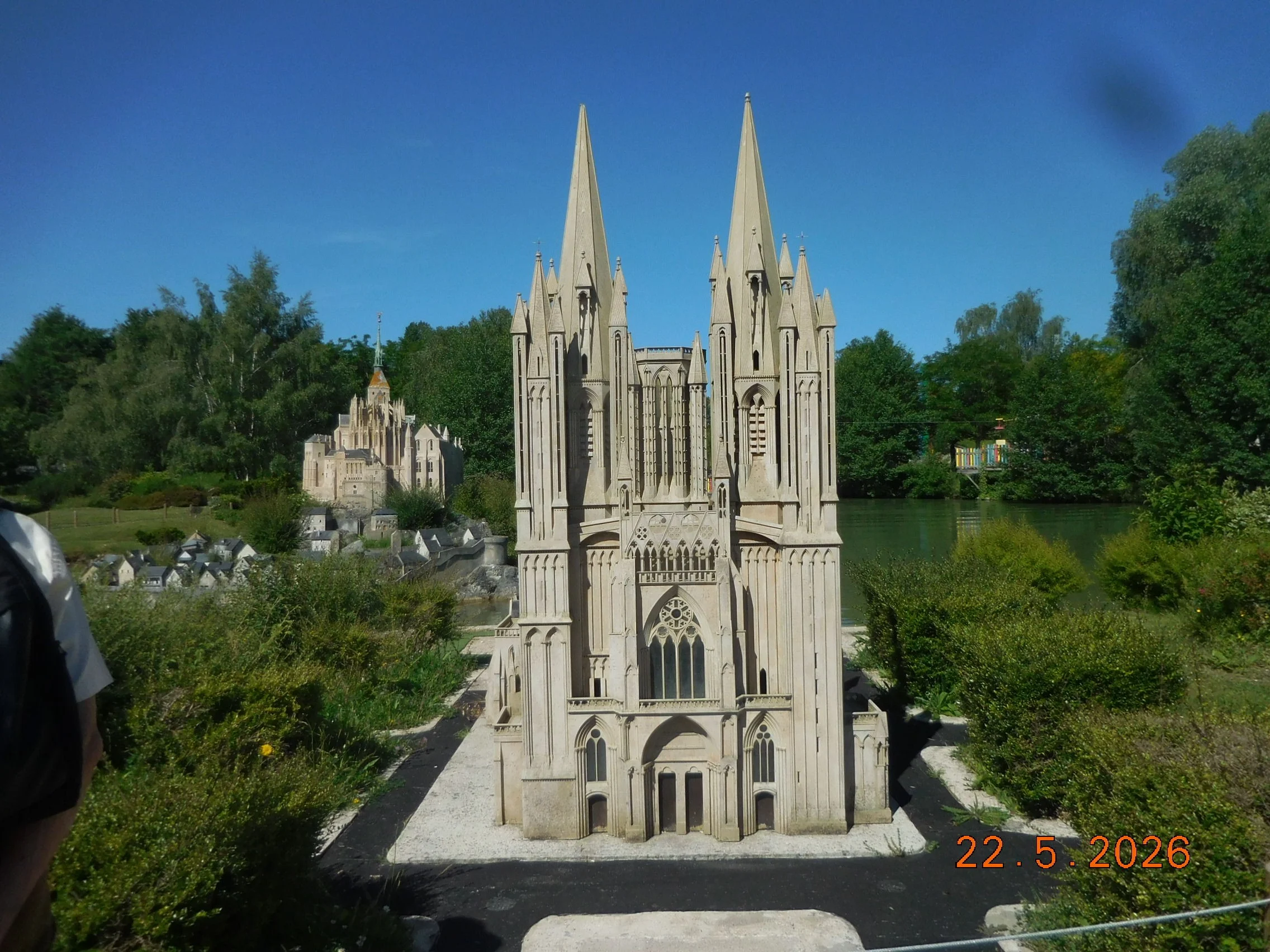 Reproduction au 1/30éme monuments et villages français