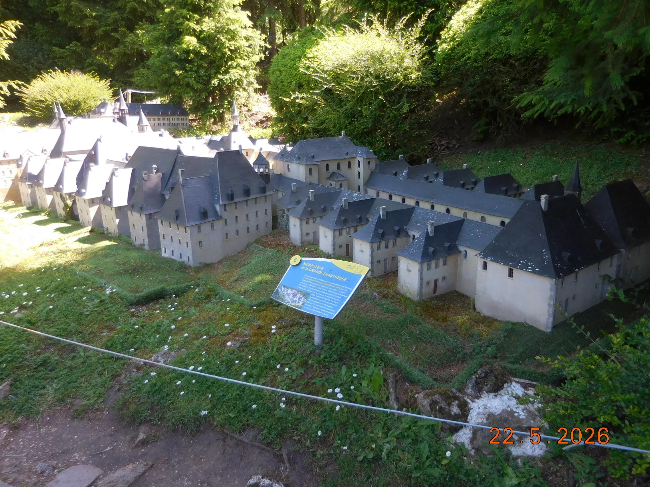 Reproduction au 1/30éme monuments et villages français