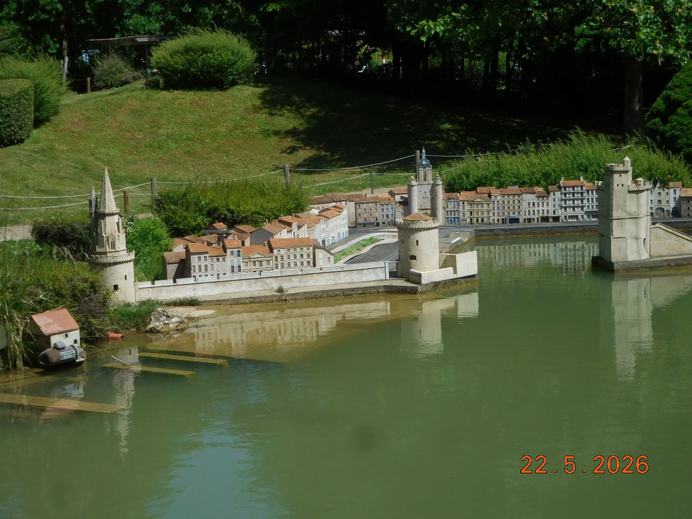 Reproduction au 1/30éme monuments et villages français