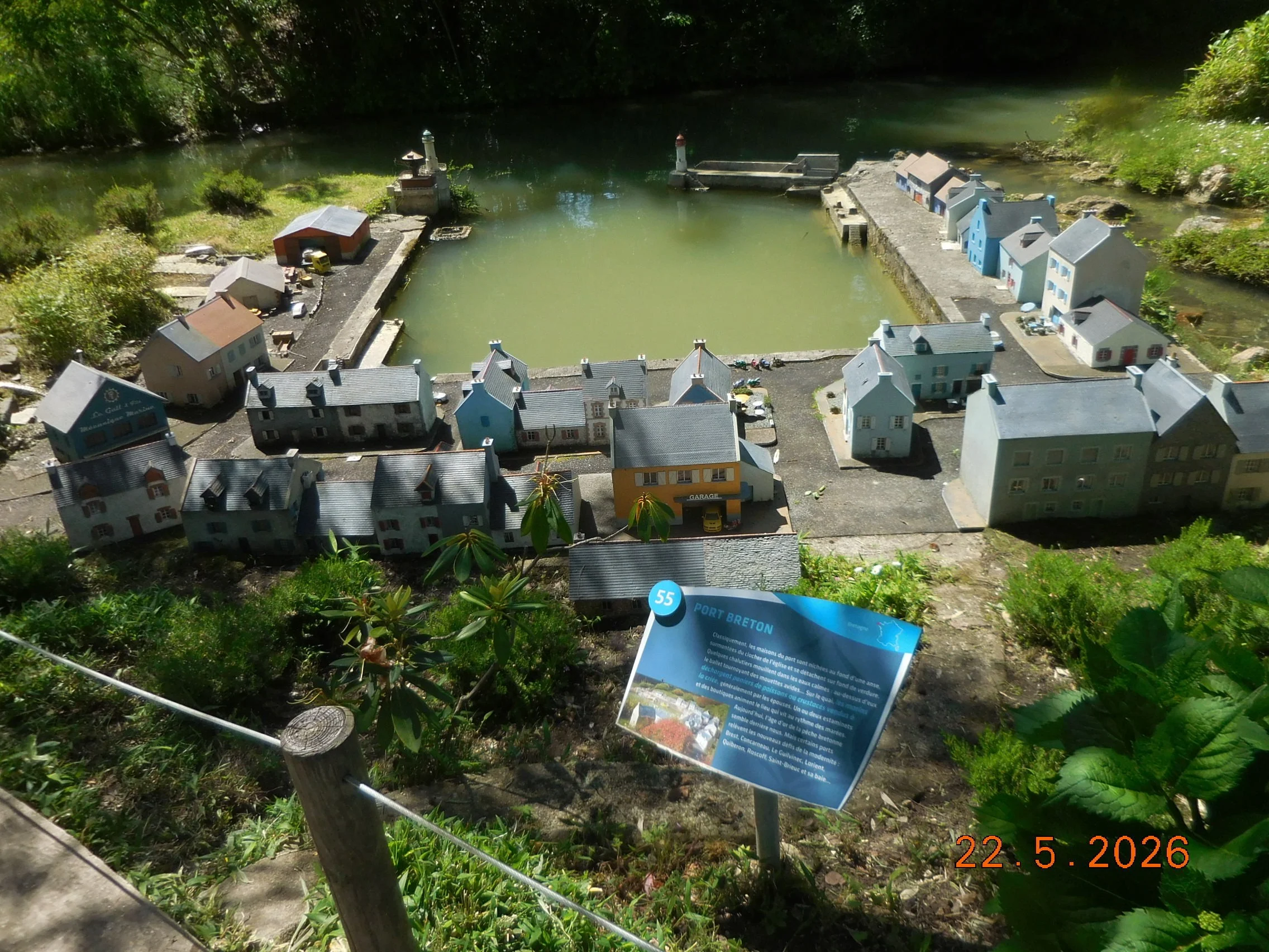 Reproduction au 1/30éme monuments et villages français