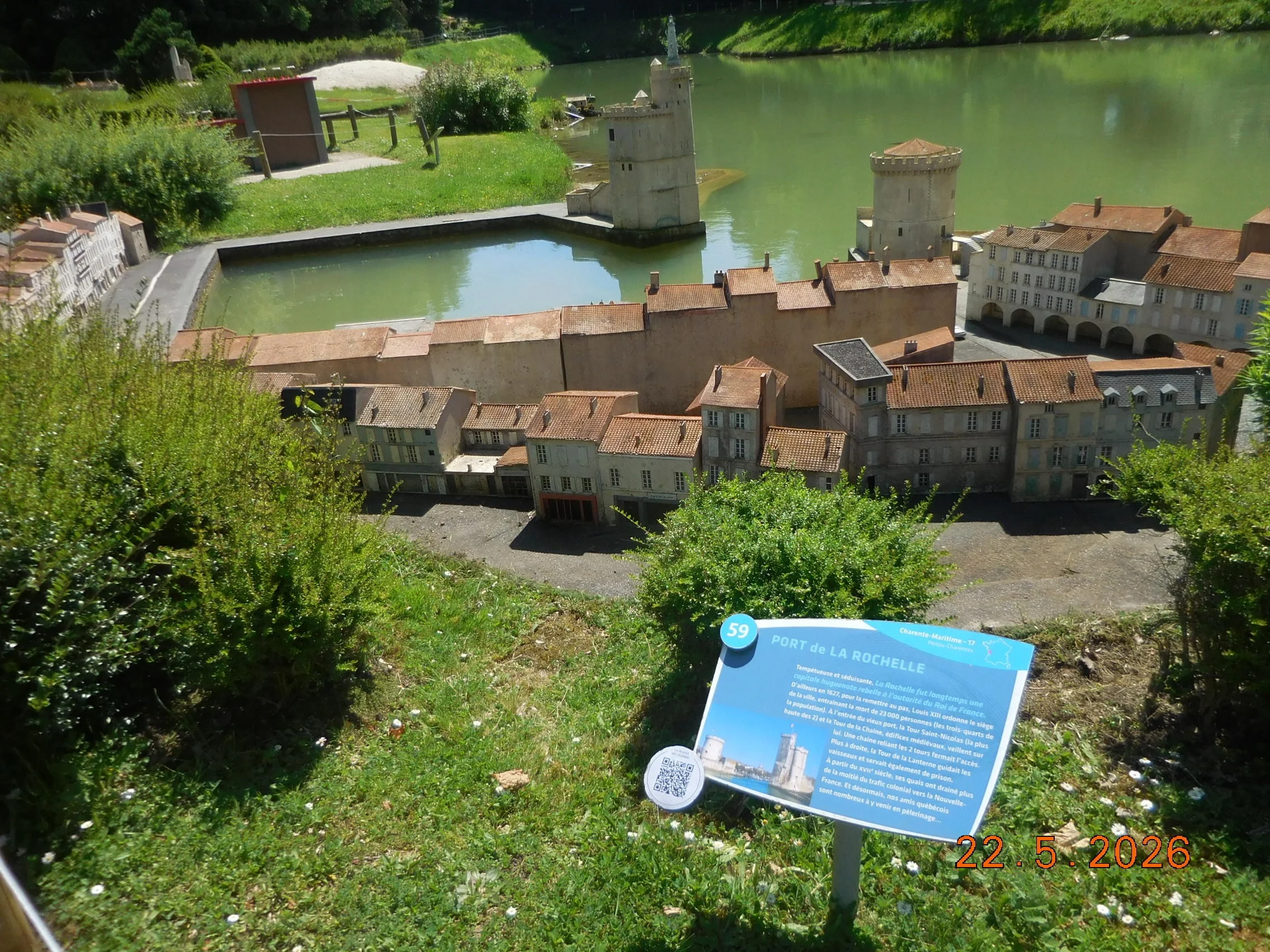 Reproduction au 1/30éme monuments et villages français