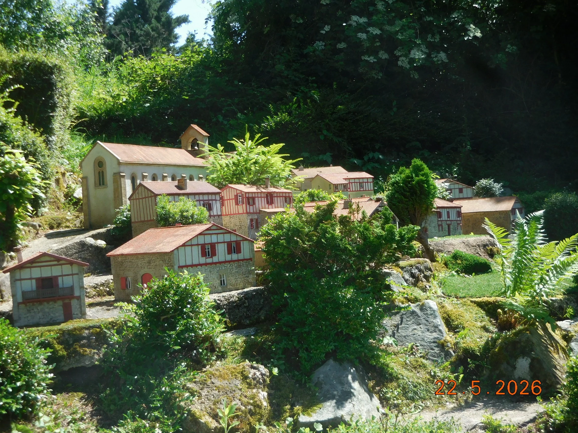 Reproduction au 1/30éme monuments et villages français