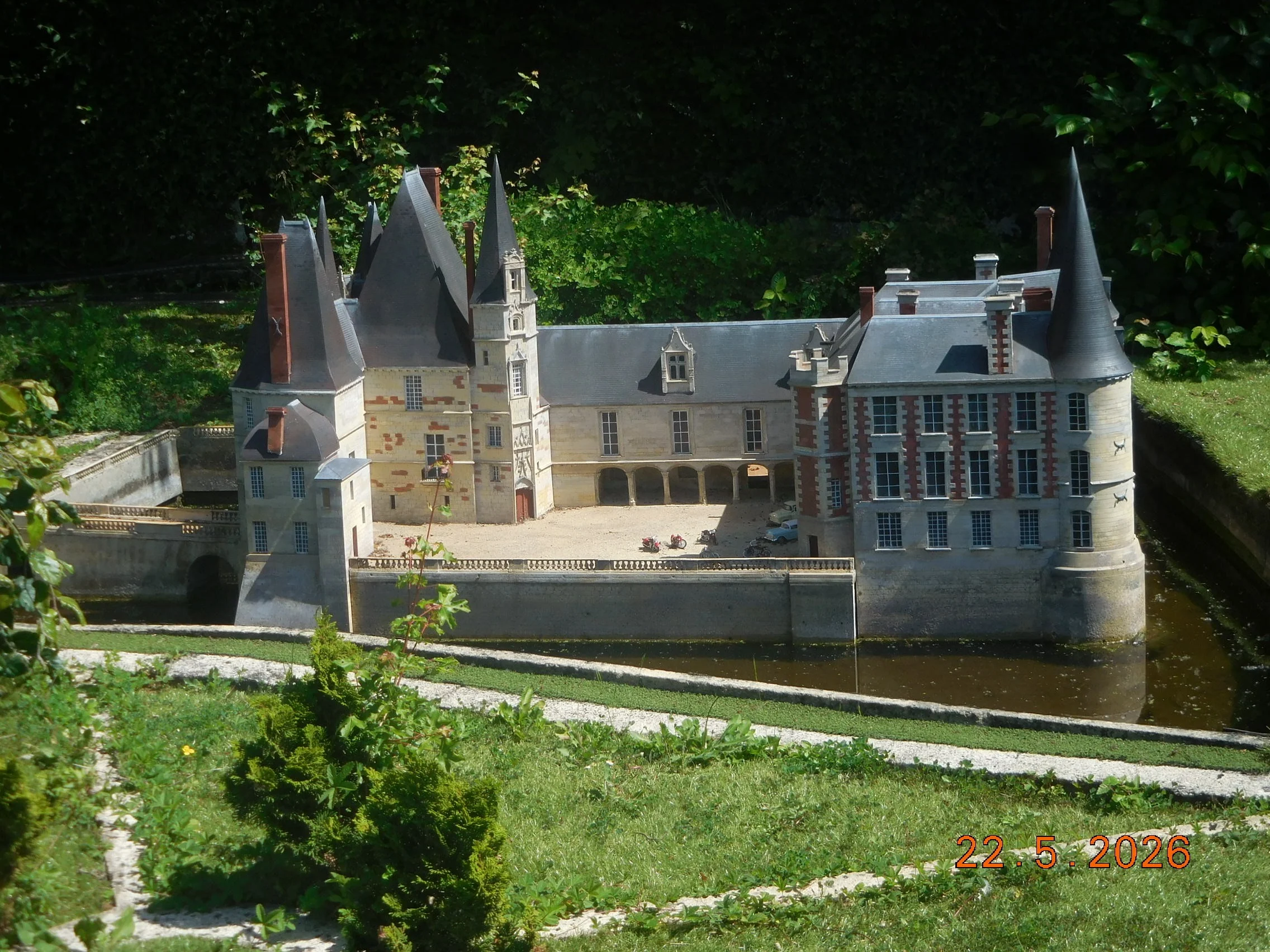 Reproduction au 1/30éme monuments et villages français