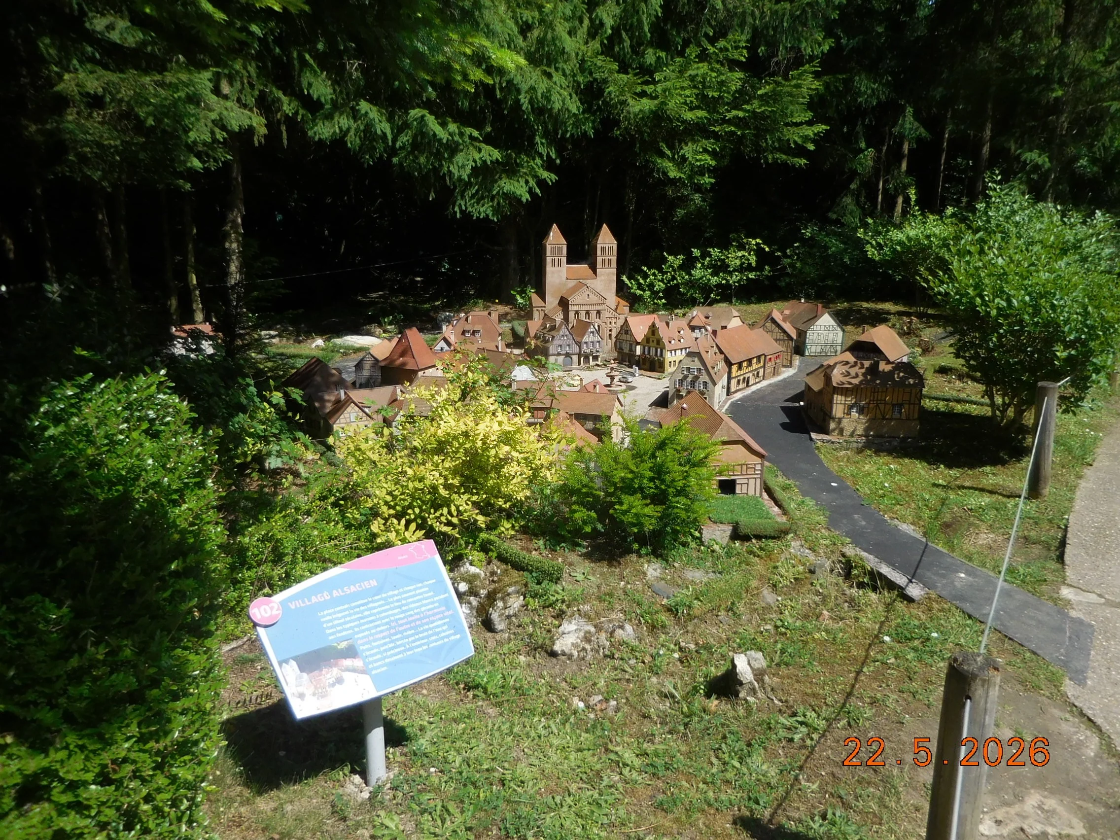 Reproduction au 1/30éme monuments et villages français