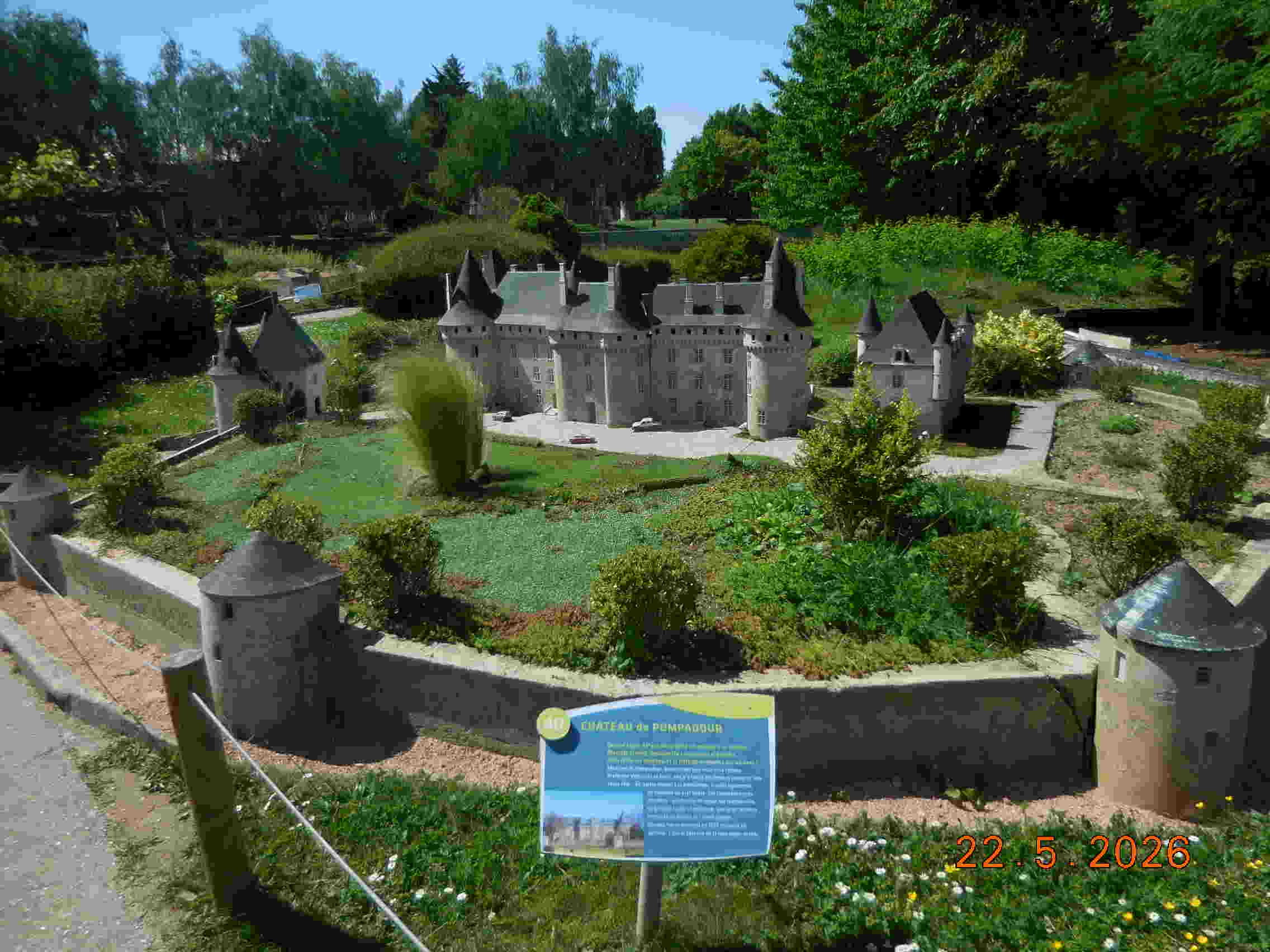 Reproduction au 1/30éme monuments et villages français