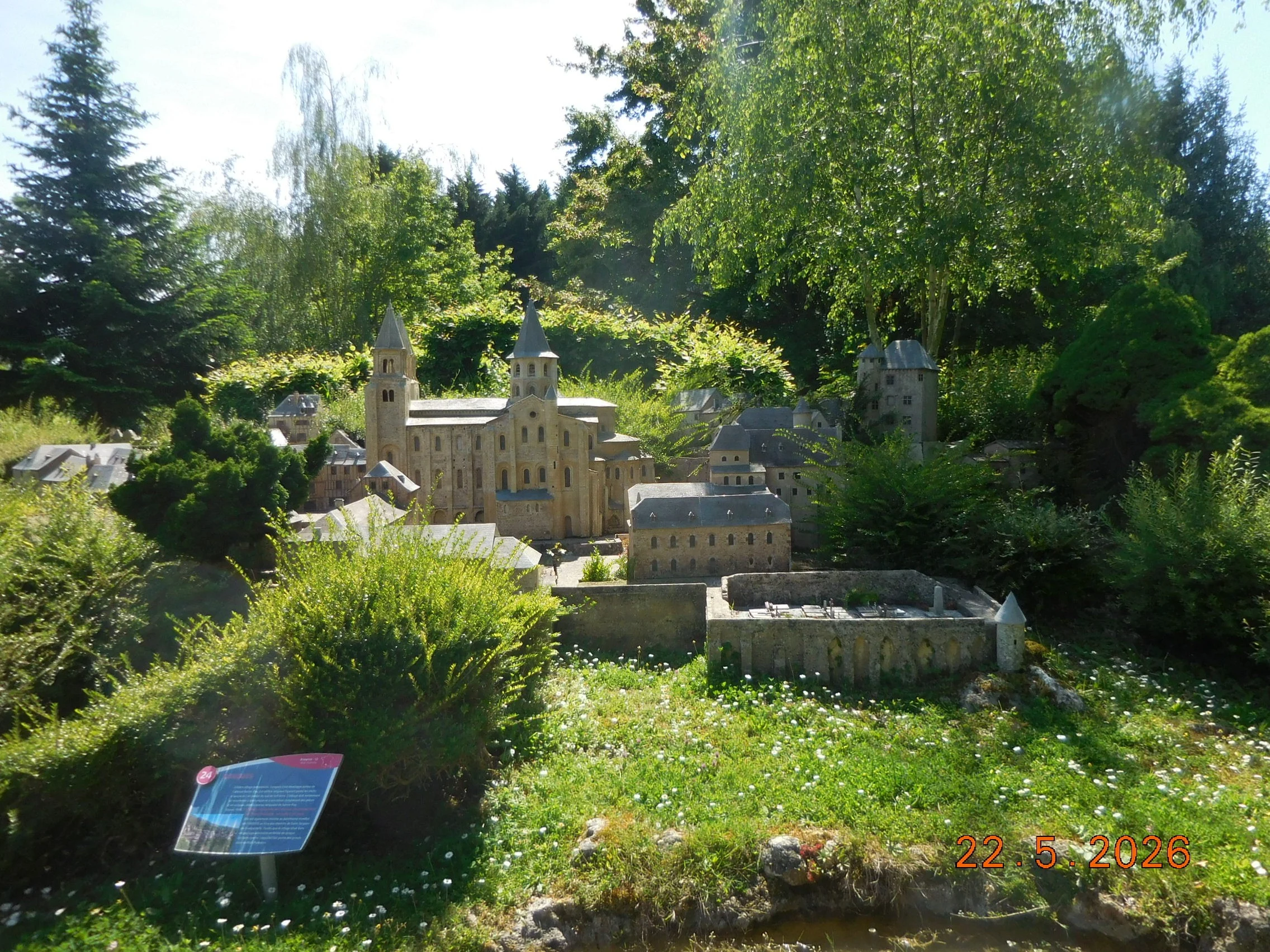Reproduction au 1/30éme monuments et villages français