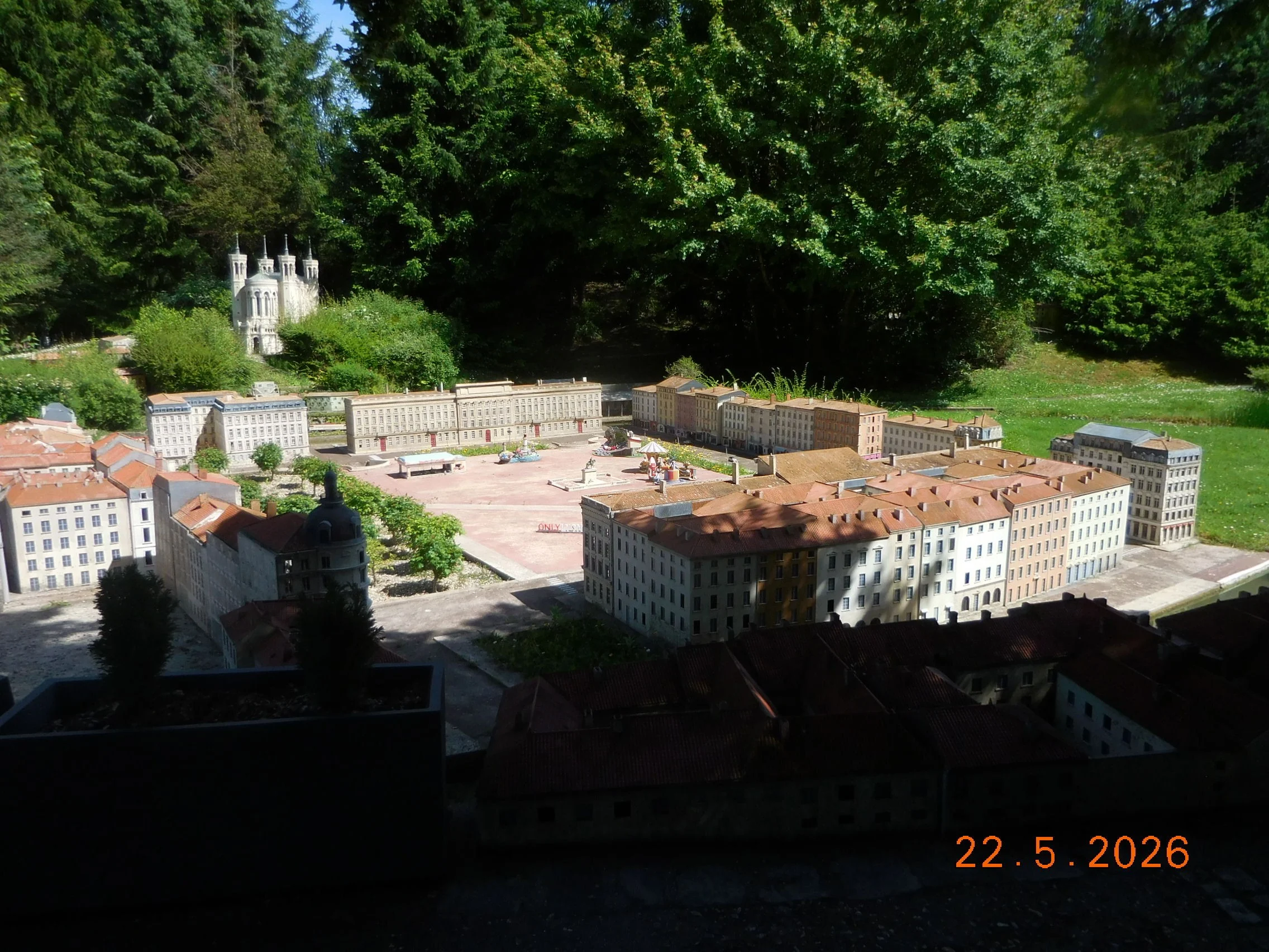 Reproduction au 1/30éme monuments et villages français