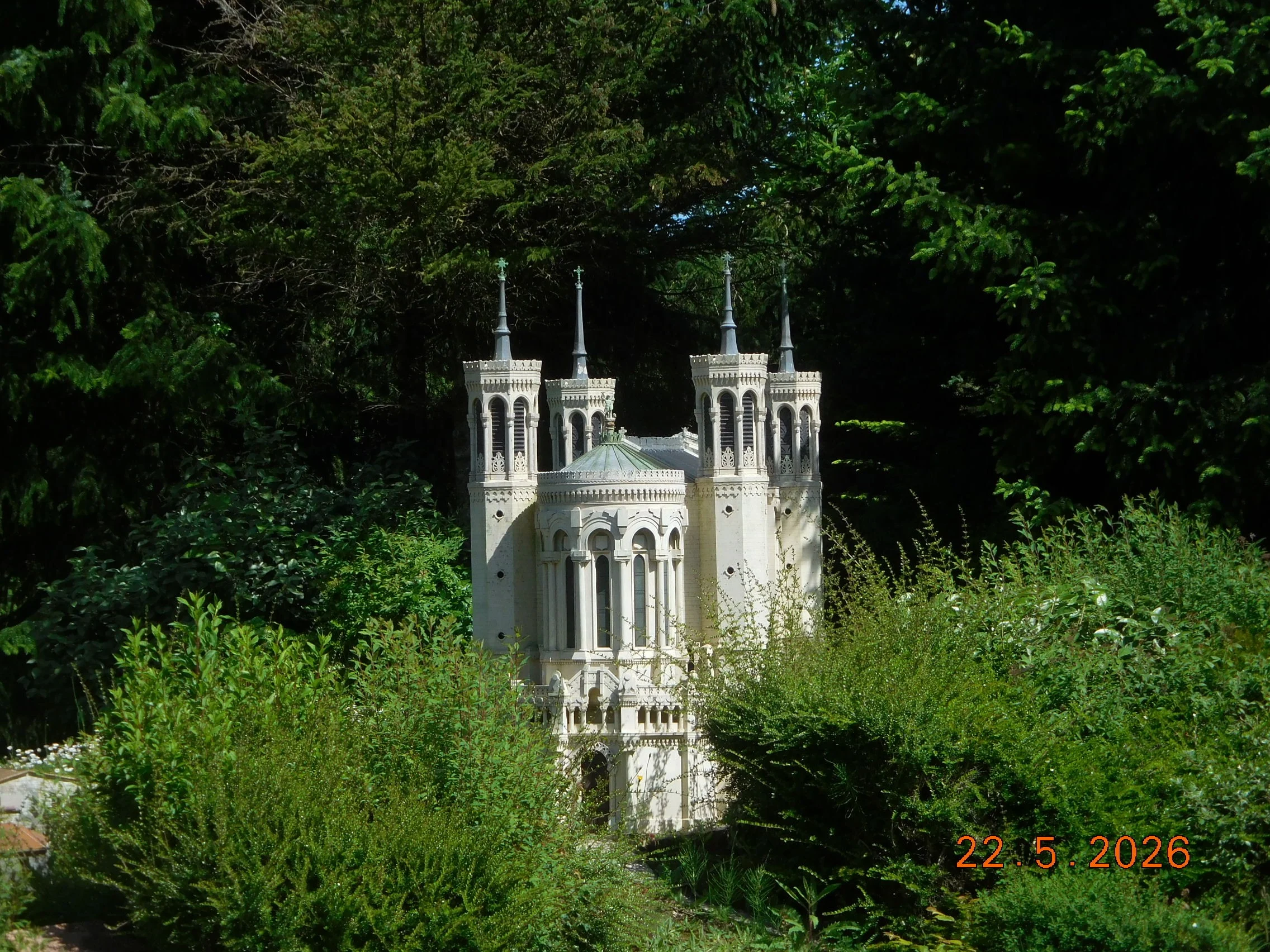 Reproduction au 1/30éme monuments et villages français